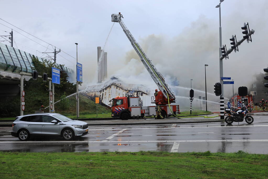 Veel brandweer ingezet voor grote gebouwbrand