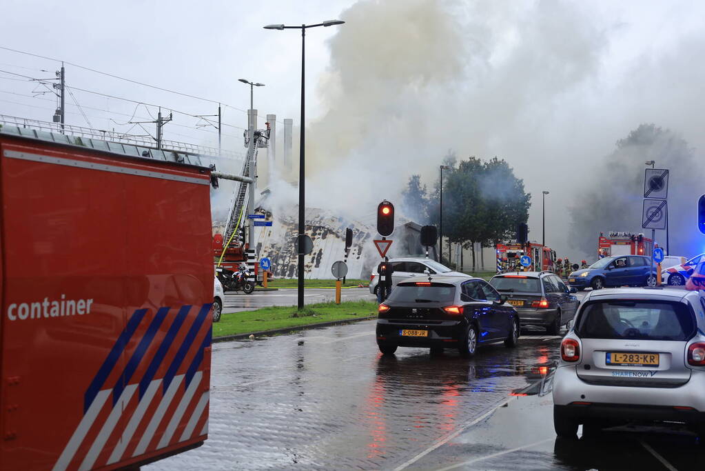 Veel brandweer ingezet voor grote gebouwbrand