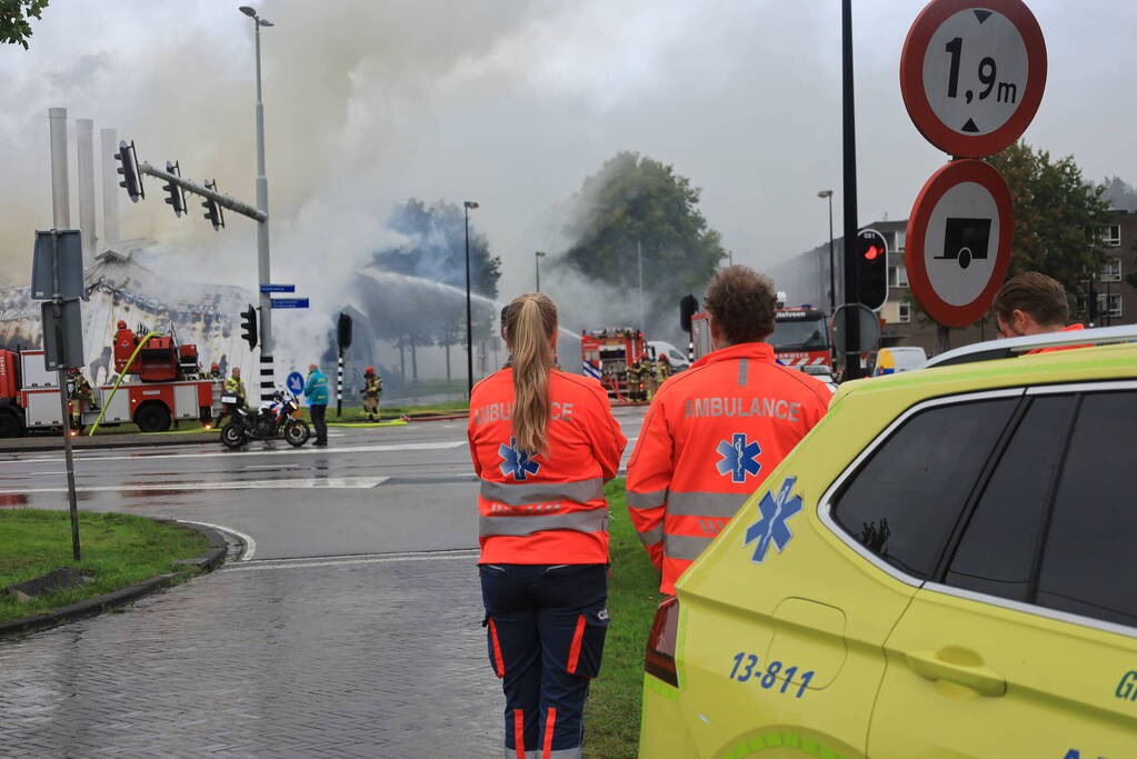 Veel brandweer ingezet voor grote gebouwbrand