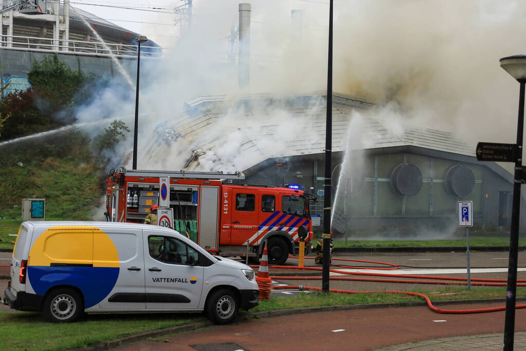 Veel brandweer ingezet voor grote gebouwbrand