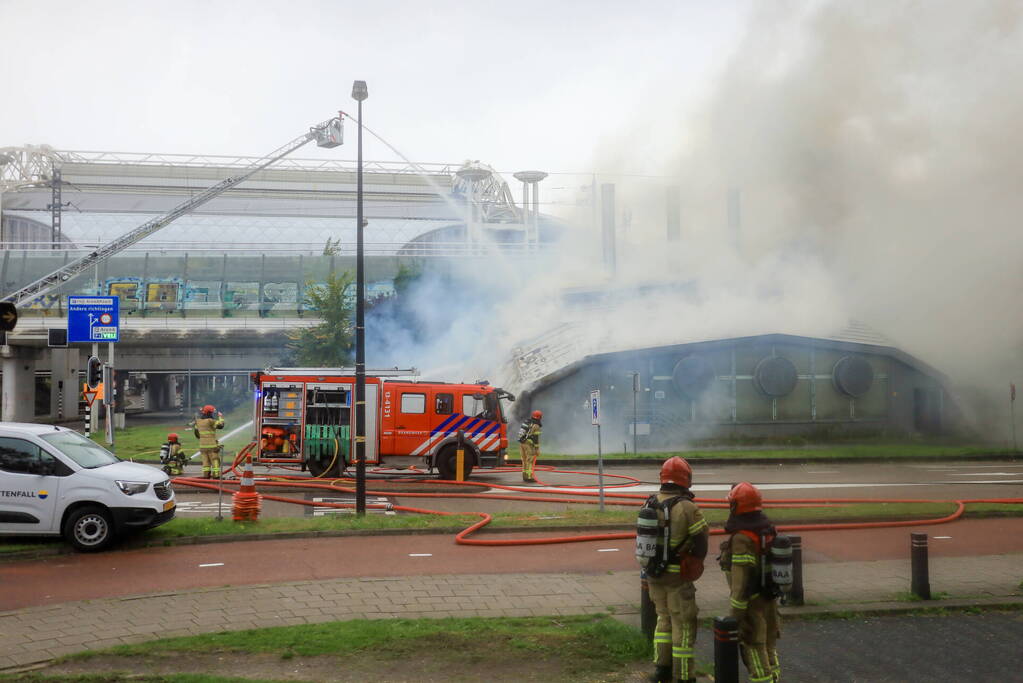 Veel brandweer ingezet voor grote gebouwbrand