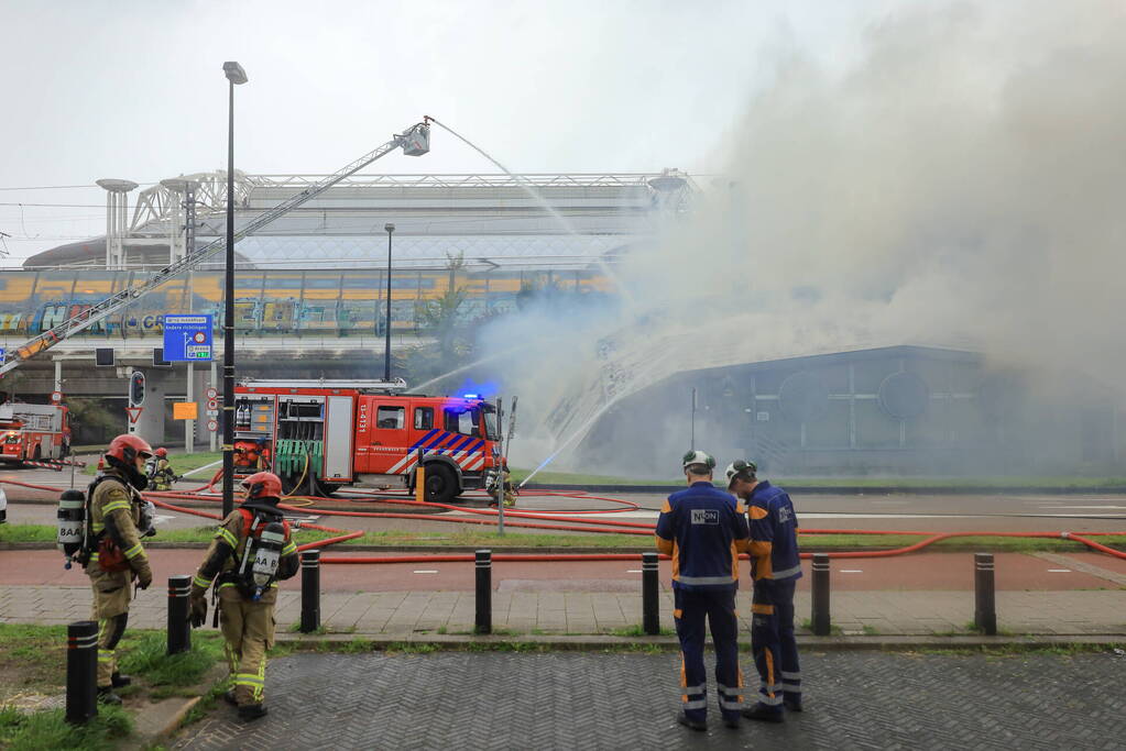 Veel brandweer ingezet voor grote gebouwbrand