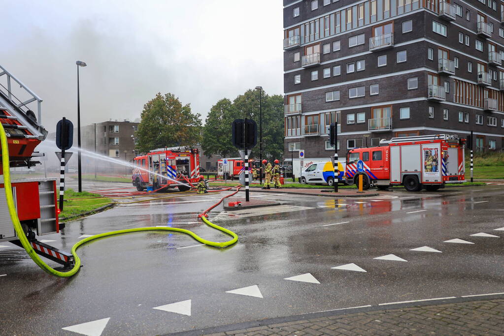 Veel brandweer ingezet voor grote gebouwbrand