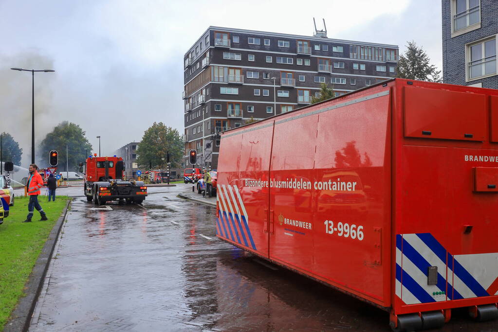 Veel brandweer ingezet voor grote gebouwbrand