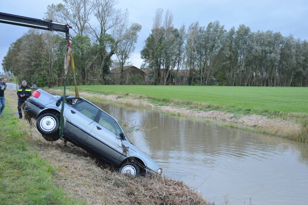 Auto raakt van de weg en belandt in water
