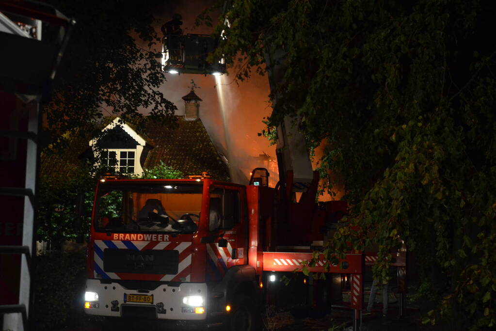 Uitslaande brand in woonboerderij met rieten dak