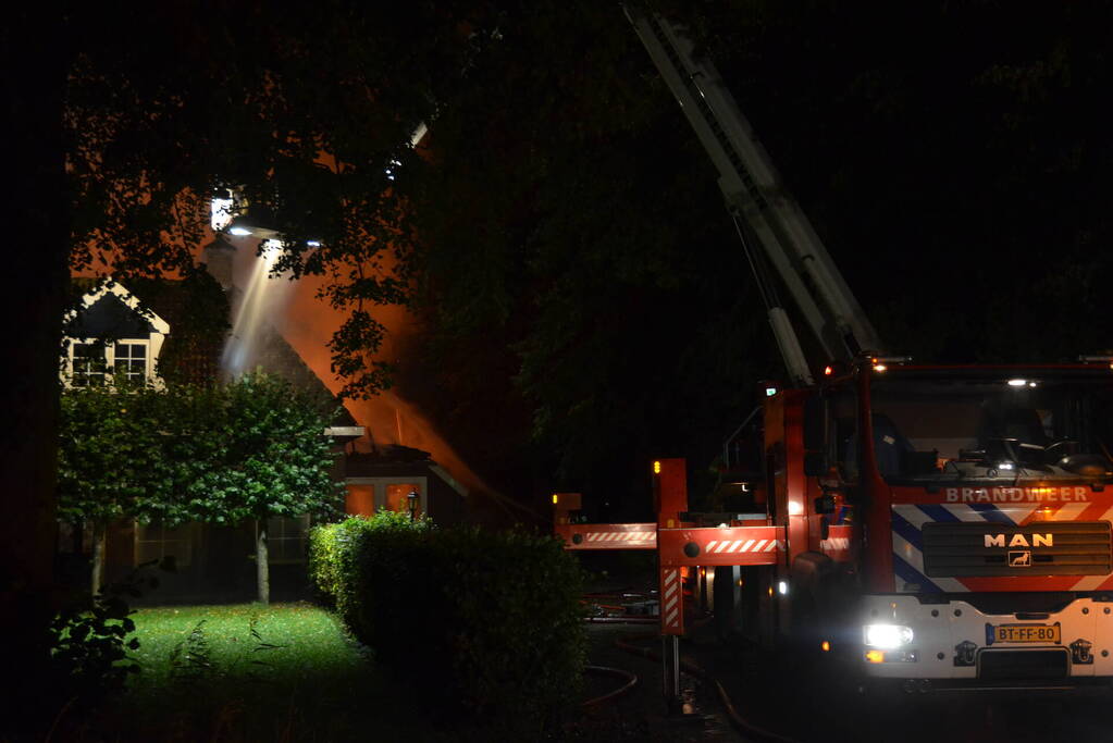 Uitslaande brand in woonboerderij met rieten dak