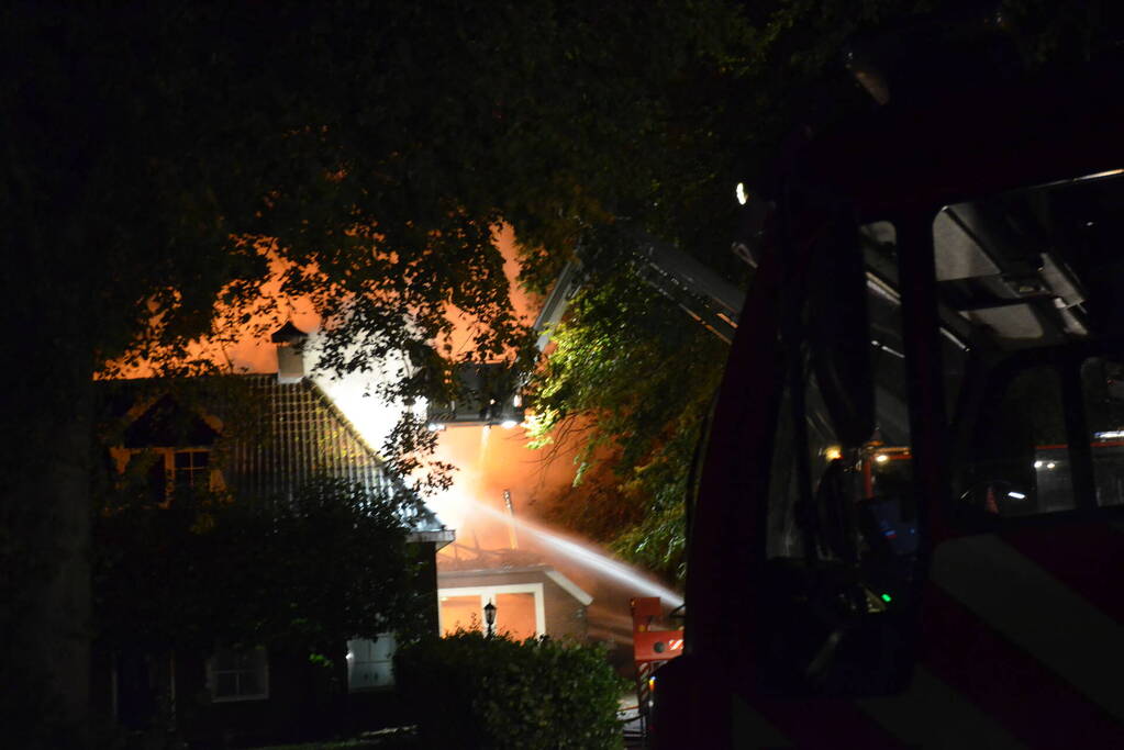 Uitslaande brand in woonboerderij met rieten dak