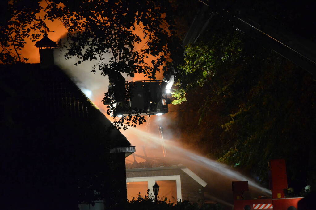 Uitslaande brand in woonboerderij met rieten dak