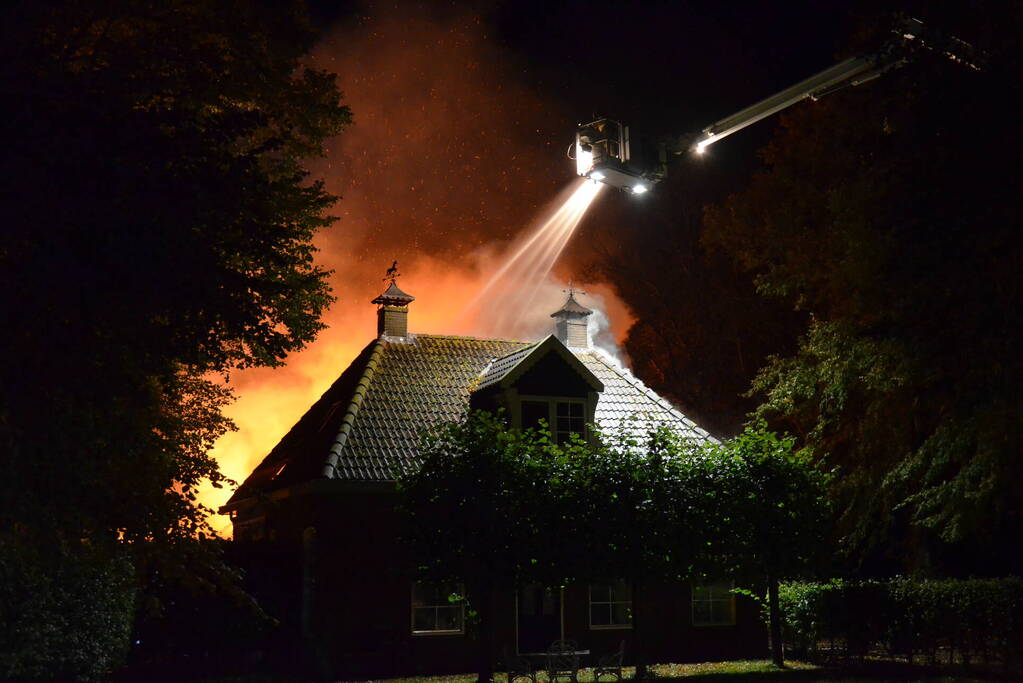 Uitslaande brand in woonboerderij met rieten dak