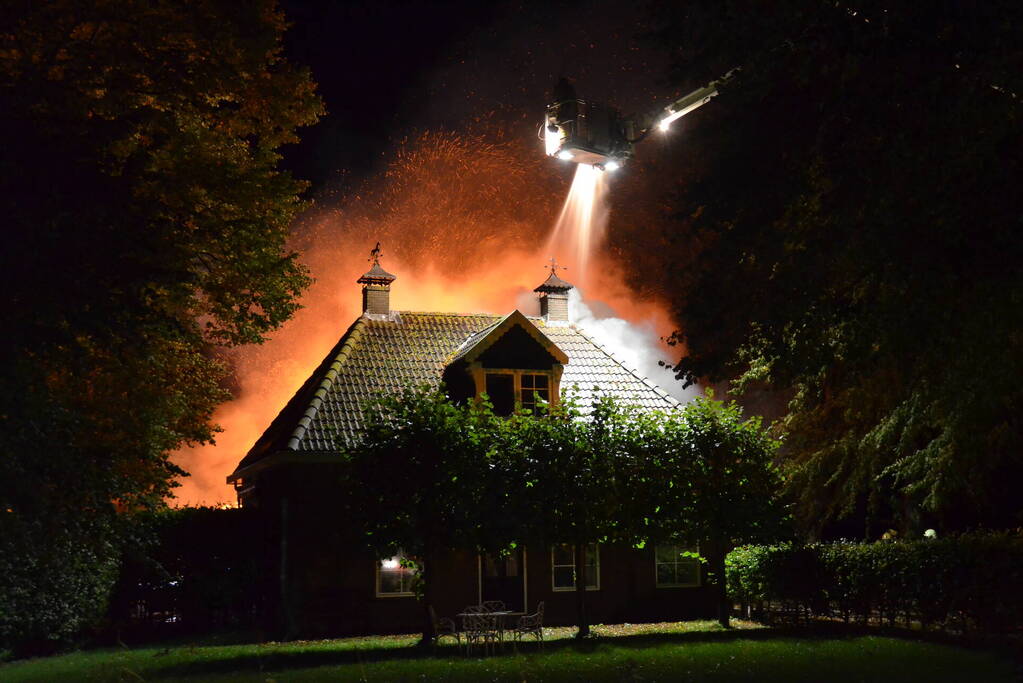 Uitslaande brand in woonboerderij met rieten dak