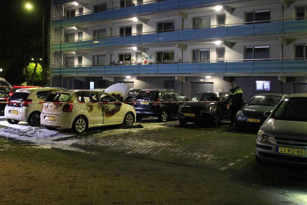 Brandweer stelt onderzoek in naar autobrand