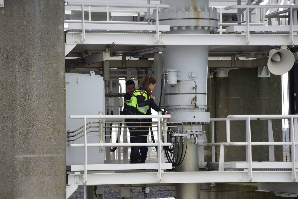 Grote zoekactie nadat stropers van Oosterscheldekering klimmen