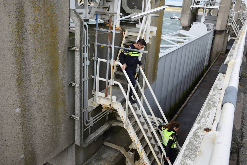 Grote zoekactie nadat stropers van Oosterscheldekering klimmen