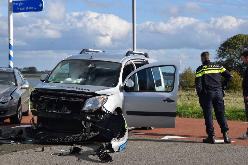 Flinke schade bij frontale botsing op kruising