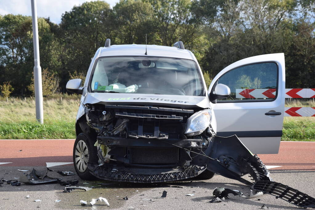 Flinke schade bij frontale botsing op kruising