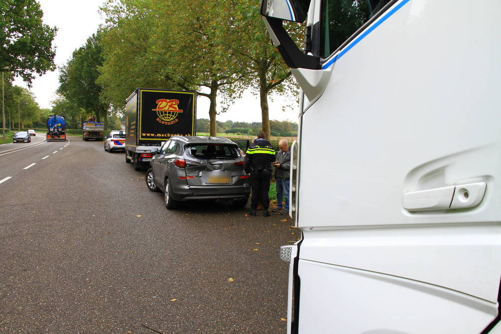 Vrachtwagen klapt achterop personenauto