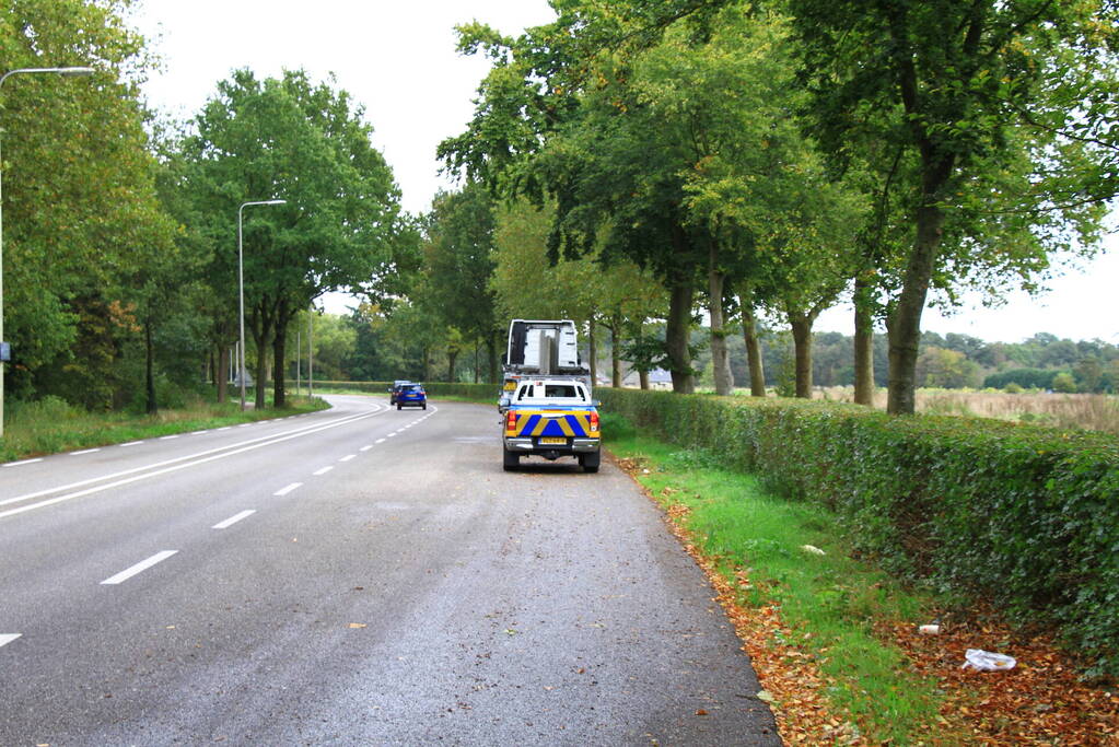 Vrachtwagen klapt achterop personenauto