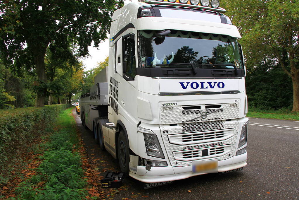 Vrachtwagen klapt achterop personenauto