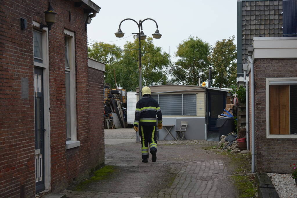Speelhut achter woning vat vlam