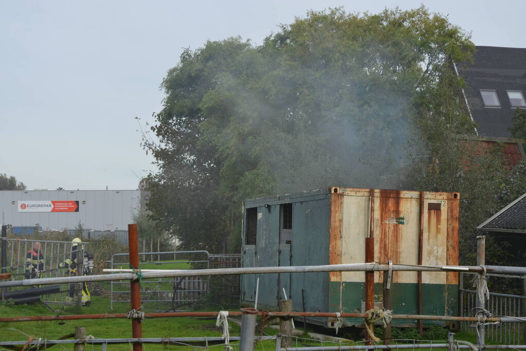 Speelhut achter woning vat vlam