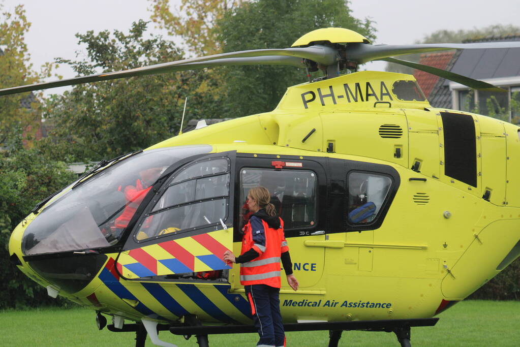 Traumahelikopter landt op speelveld midden in woonwijk