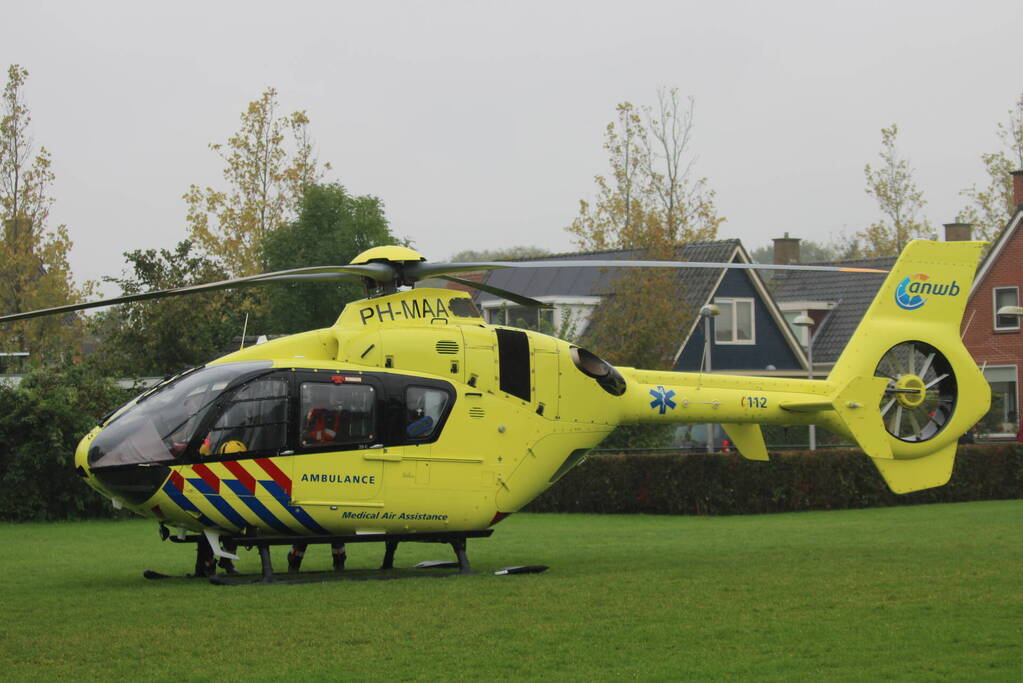 Traumahelikopter landt op speelveld midden in woonwijk