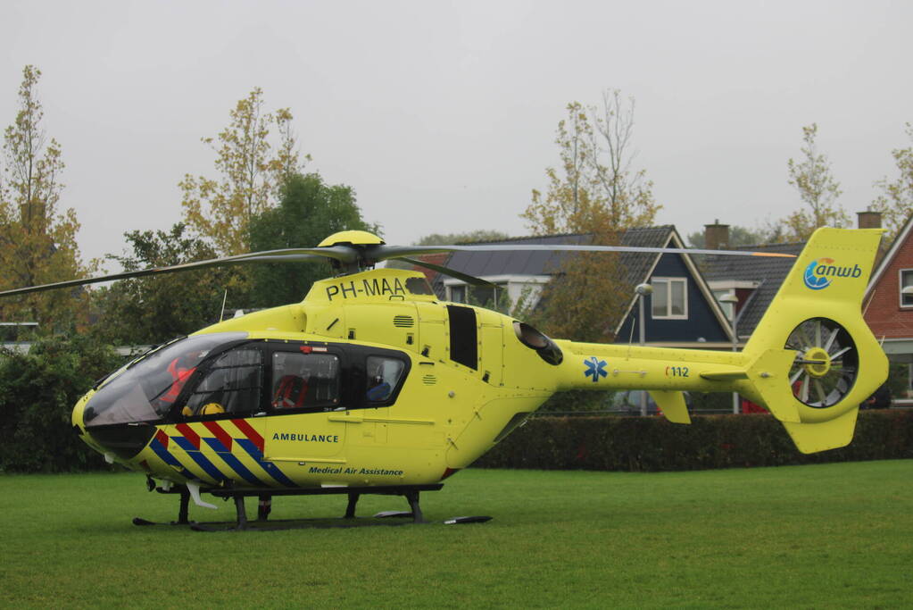 Traumahelikopter landt op speelveld midden in woonwijk