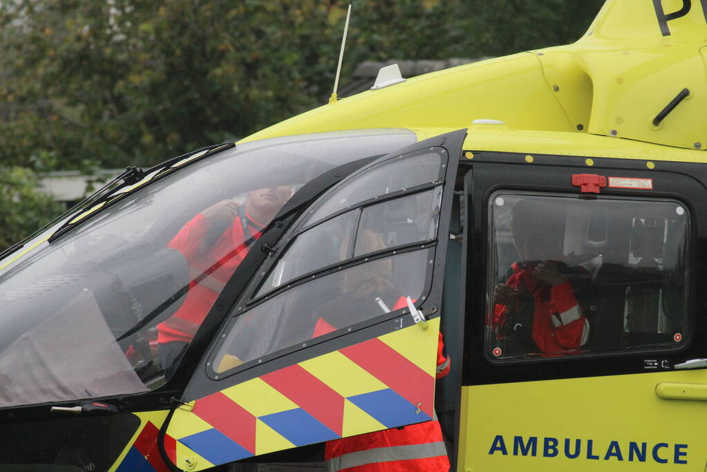 Traumahelikopter landt op speelveld midden in woonwijk