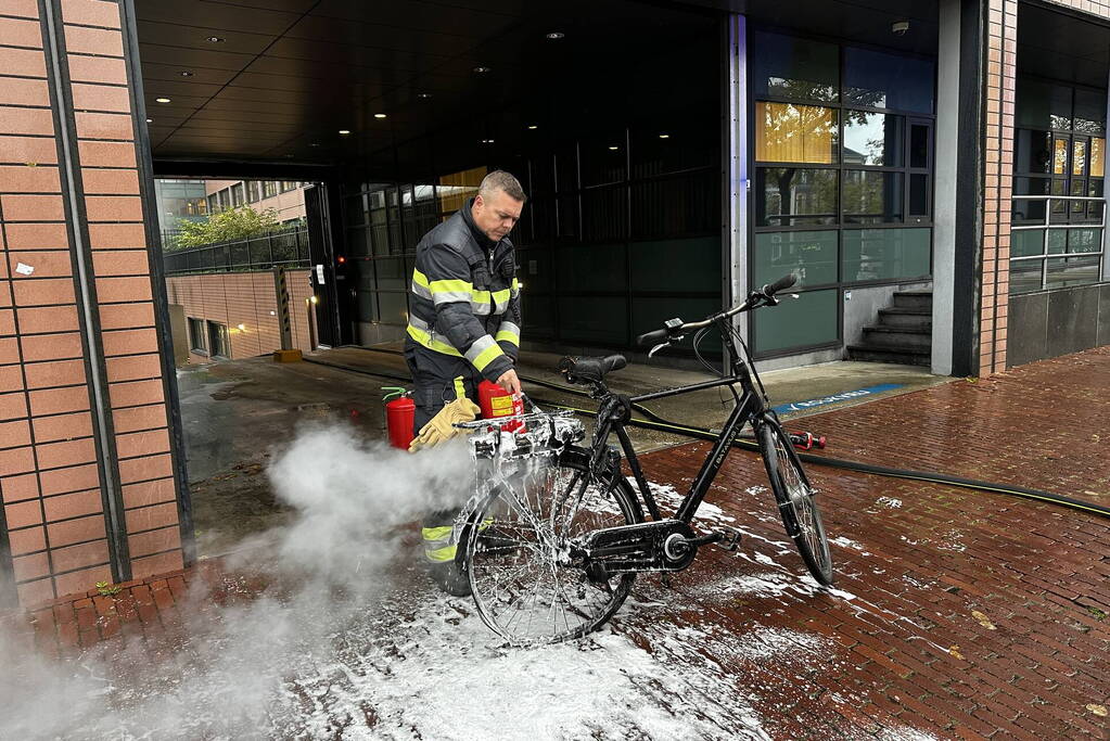 Rechtbank ontruimd vanwege brandende fiets in parkeergarage