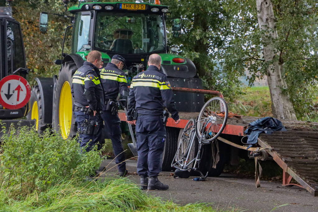 Fietser ernstig gewond bij botsing met stilstaande tractor