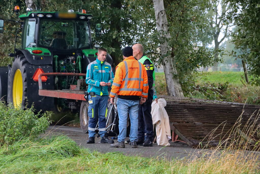 Fietser ernstig gewond bij botsing met stilstaande tractor