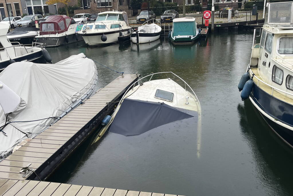 Plezierjacht maakt water en dreigt te zinken