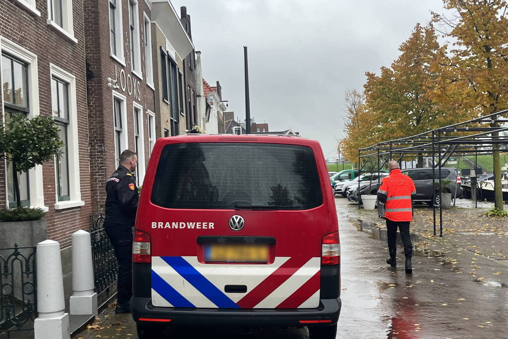 Plezierjacht maakt water en dreigt te zinken