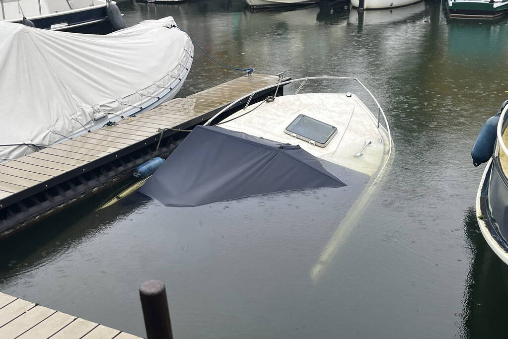 Plezierjacht maakt water en dreigt te zinken
