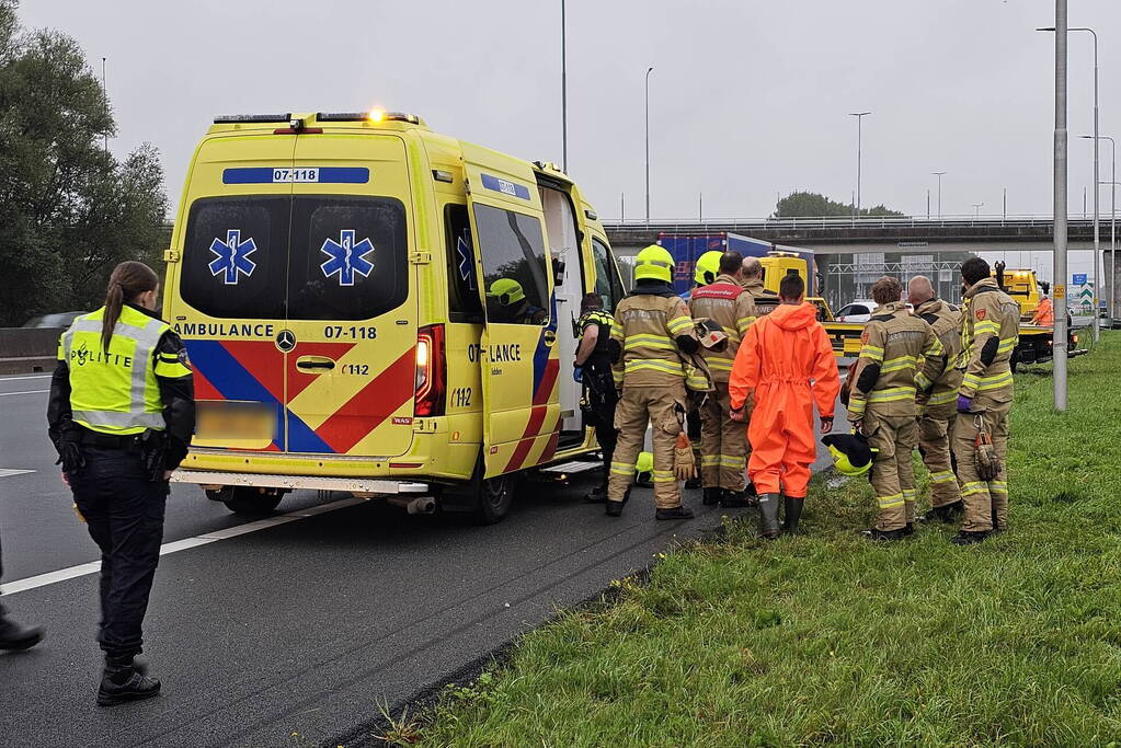 Auto raakt te water naast snelweg