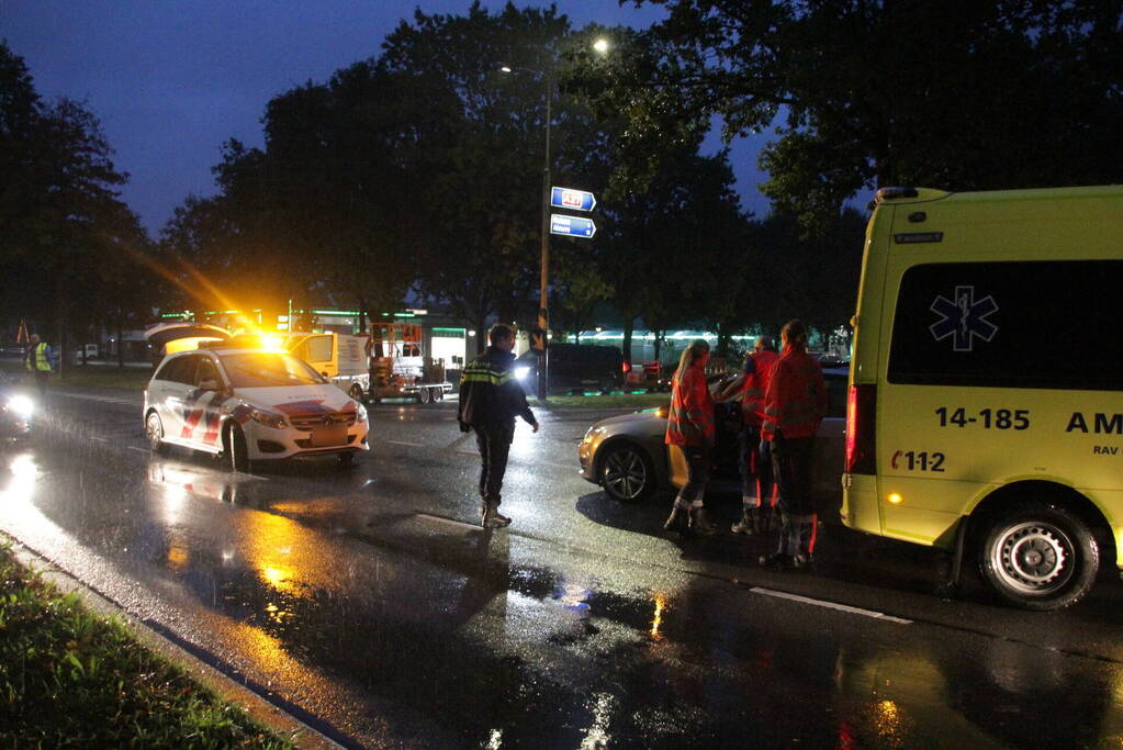 Auto en bestelbus in botsing onderaan afrit