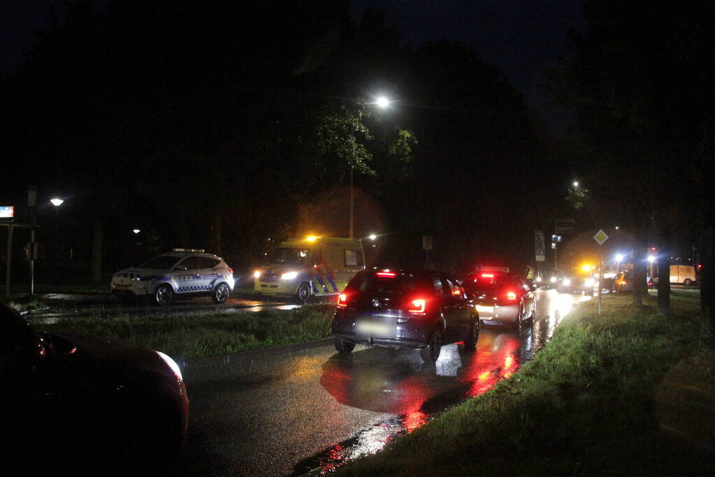 Auto en bestelbus in botsing onderaan afrit