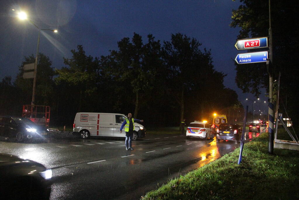 Auto en bestelbus in botsing onderaan afrit