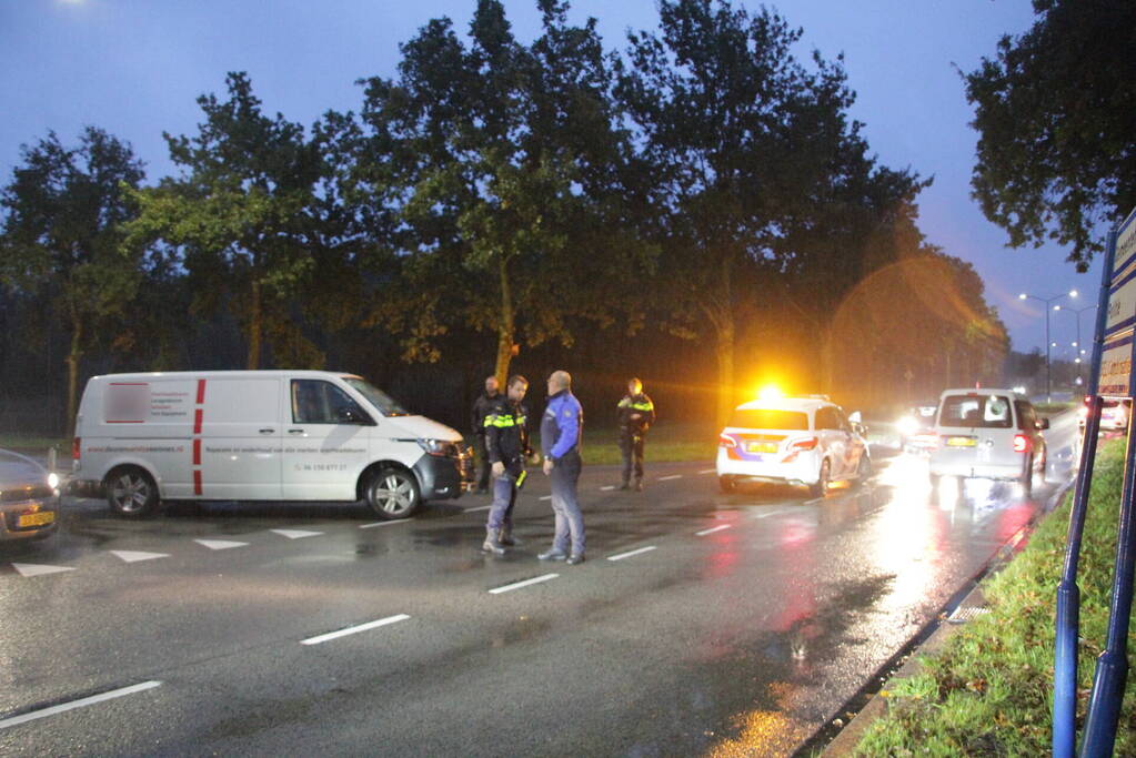 Auto en bestelbus in botsing onderaan afrit