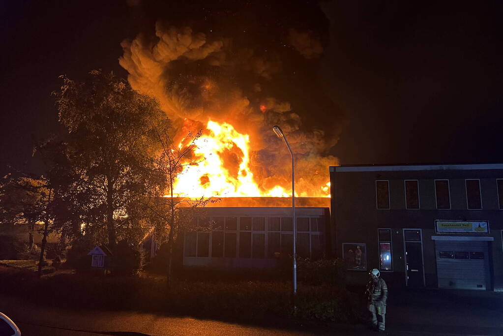 Grote uitslaande brand in bedrijfspand