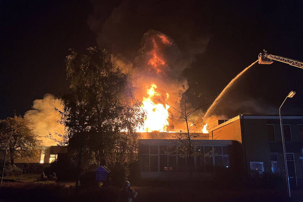 Grote uitslaande brand in bedrijfspand