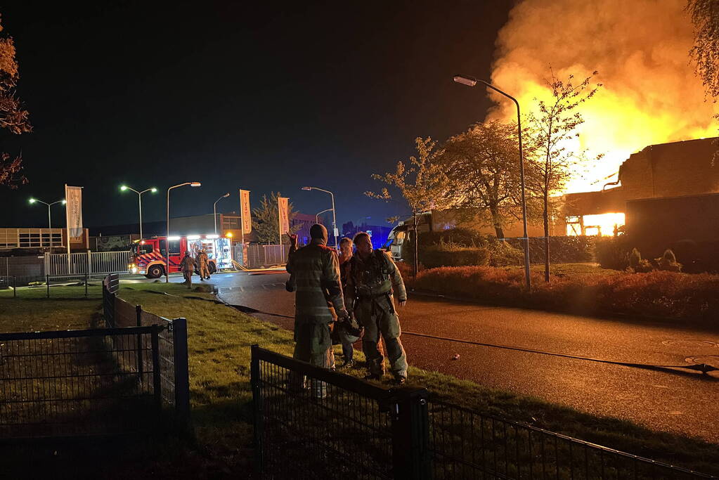 Grote uitslaande brand in bedrijfspand