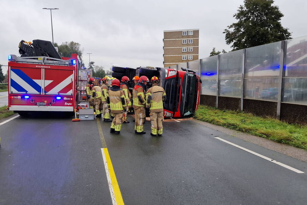 Automobilist heeft engeltje op schouders nadat tankwagen kantelt