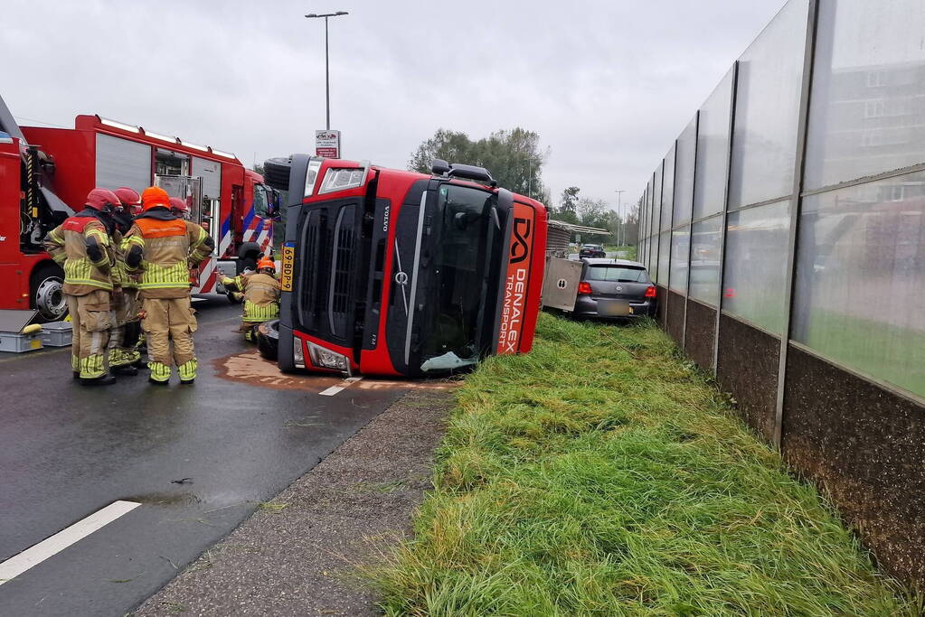 Automobilist heeft engeltje op schouders nadat tankwagen kantelt