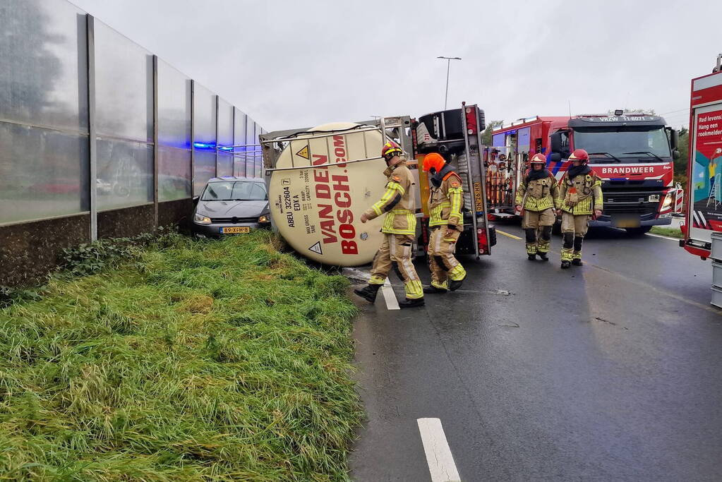 Automobilist heeft engeltje op schouders nadat tankwagen kantelt