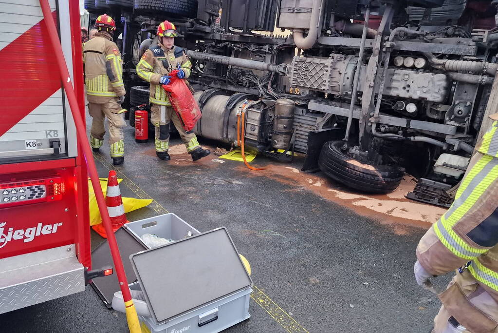 Automobilist heeft engeltje op schouders nadat tankwagen kantelt