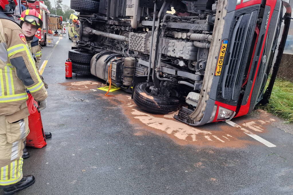 Automobilist heeft engeltje op schouders nadat tankwagen kantelt