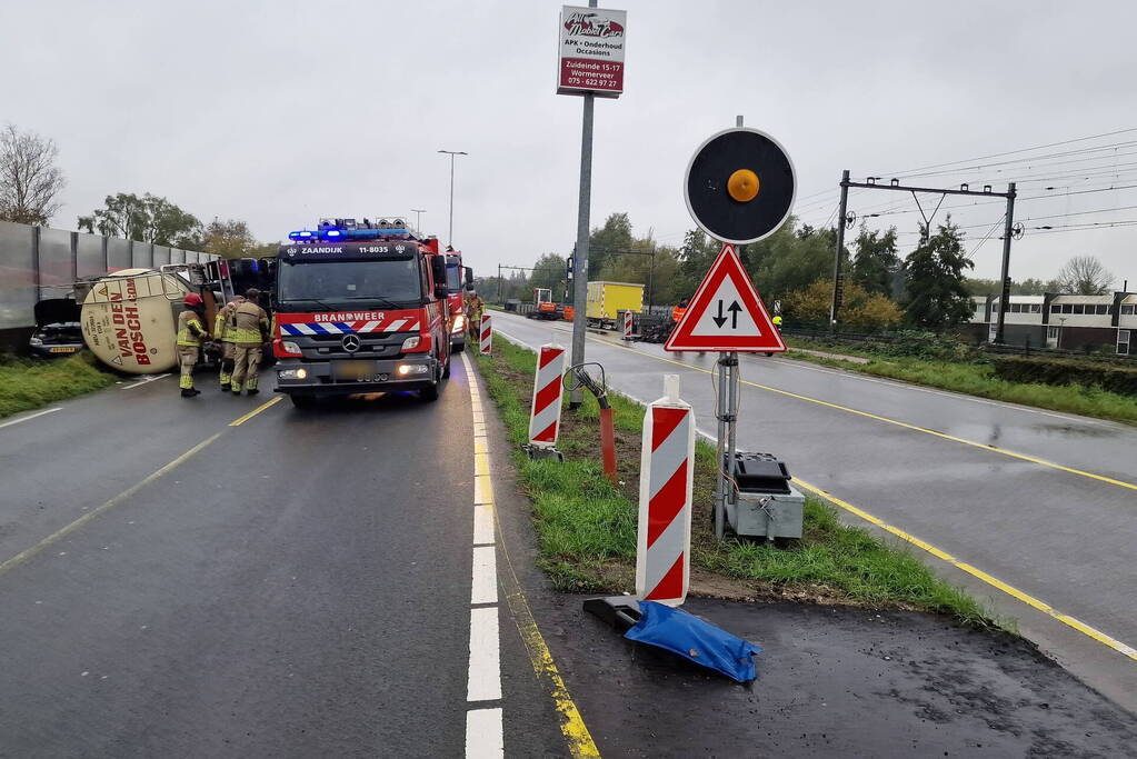 Automobilist heeft engeltje op schouders nadat tankwagen kantelt