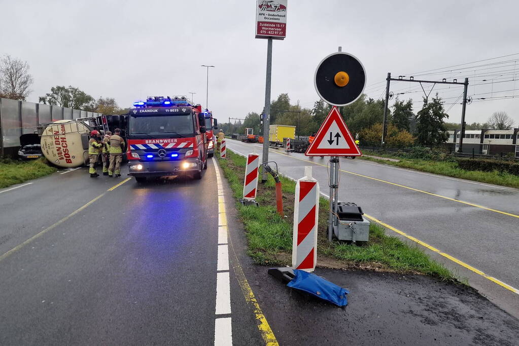Automobilist heeft engeltje op schouders nadat tankwagen kantelt